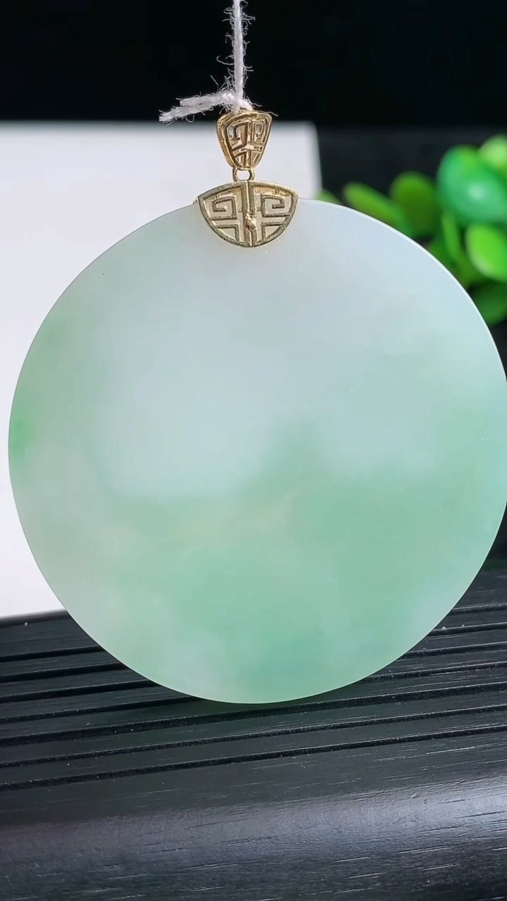 天然A货翡翠无事牌吊坠尺寸46.9-3.8重量:22.61g
3月23日