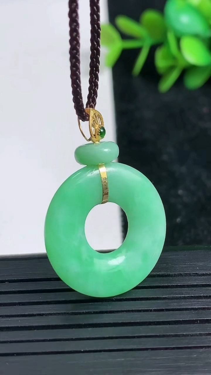 天然A货翡翠平安环吊坠尺寸23.5-3.7重量:4.58g
3月23日