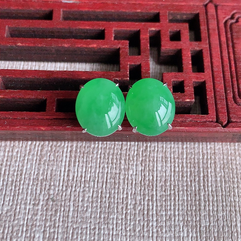 天然A货翡翠18K金镶嵌满绿蛋面耳钉 
尺寸10.7-9mm 重量3.20g 0322