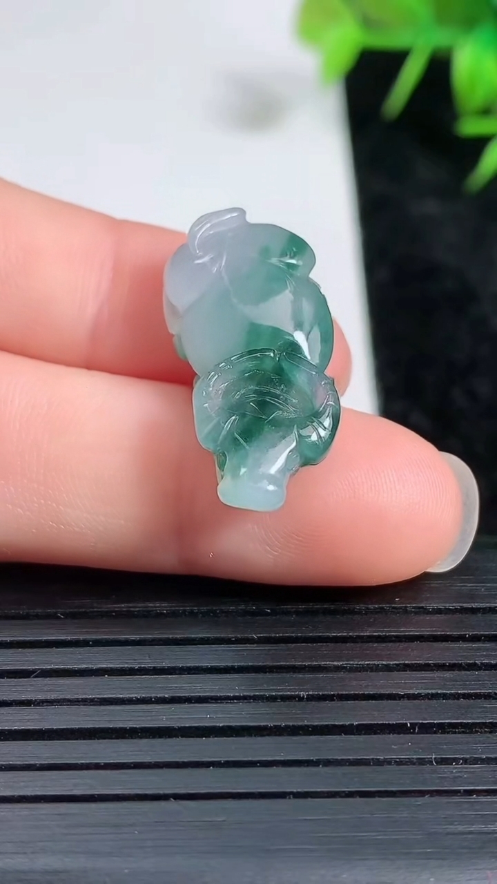 天然A货翡翠飘花生肖牛吊坠尺寸23.8-11.4-5.8重量:3.28g
3月23日