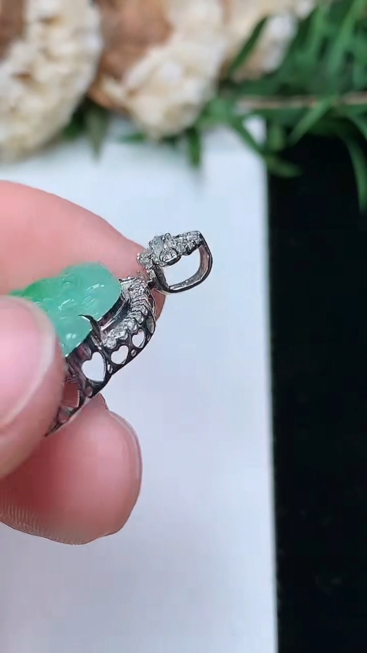 天然A货翡翠佛公吊坠，尺寸26.7-24.9-6.9，重量:4.84g
3月23日