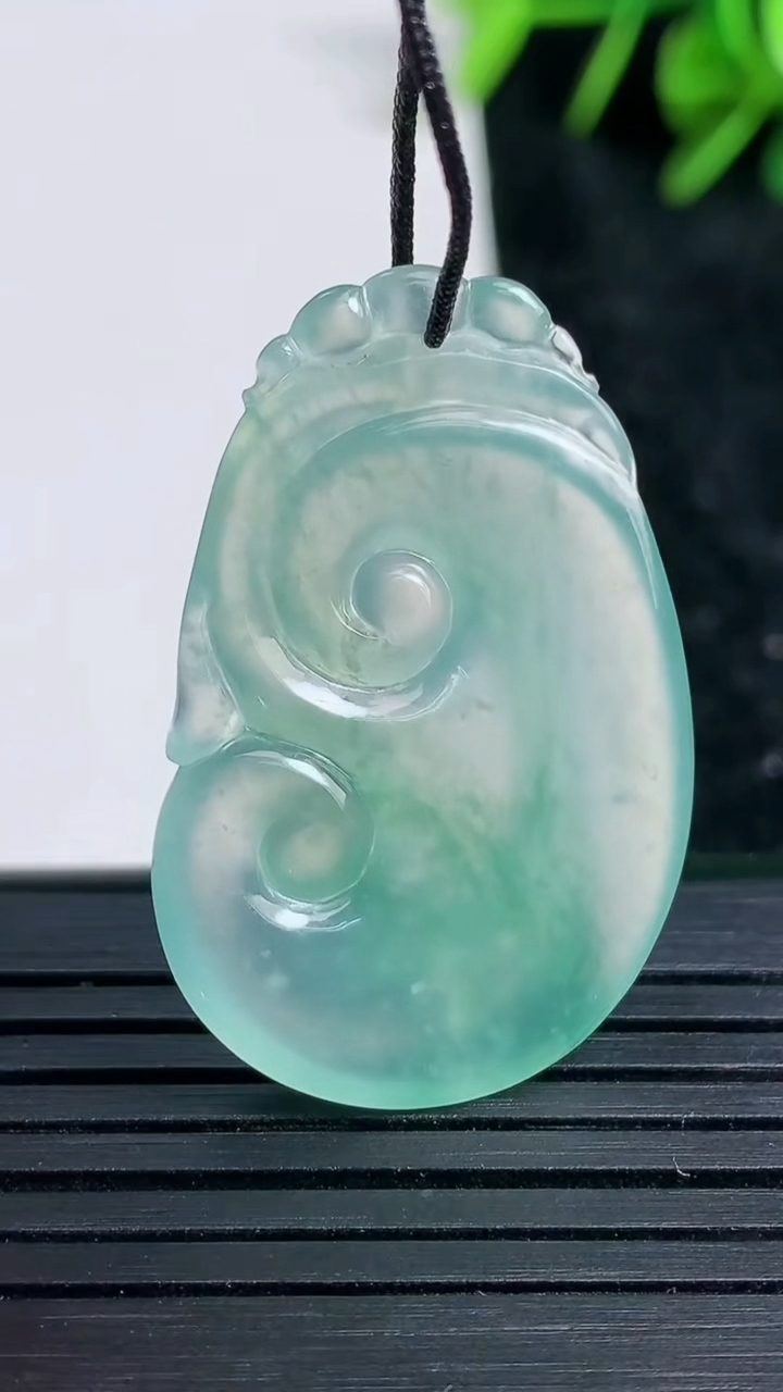 天然A货翡翠如意吊坠尺寸35-23.4-4.6重量:6.70g
3月23日