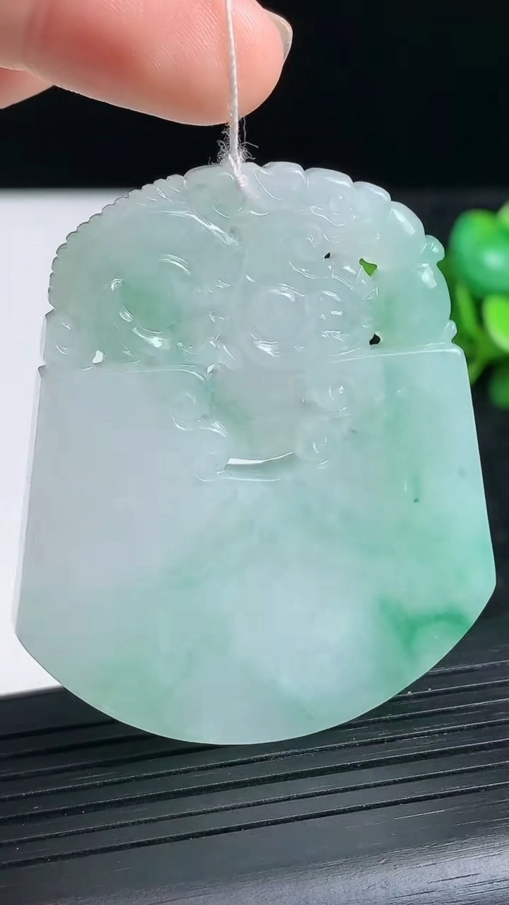 天然A货翡翠貔貅吊坠尺寸51.7-44.1-6.1重量:34.24g
3月23日