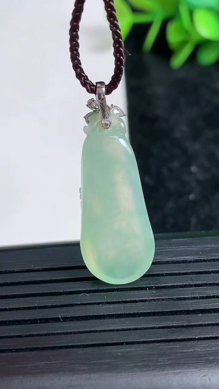 天然A货翡翠福瓜吊坠尺寸27.7-11.9-7.9重量:4.24g
3月23日