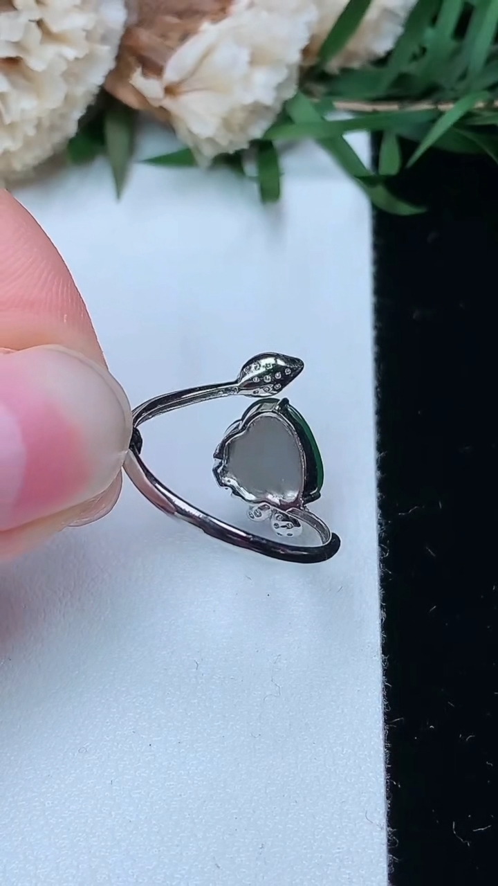 天然A货翡翠葫芦戒指，尺寸17-8.8-9，重量:1.60g2026年3月23日
工厂直销收藏佳品,种好水足，色泽均匀，有种有色，上手高大气！