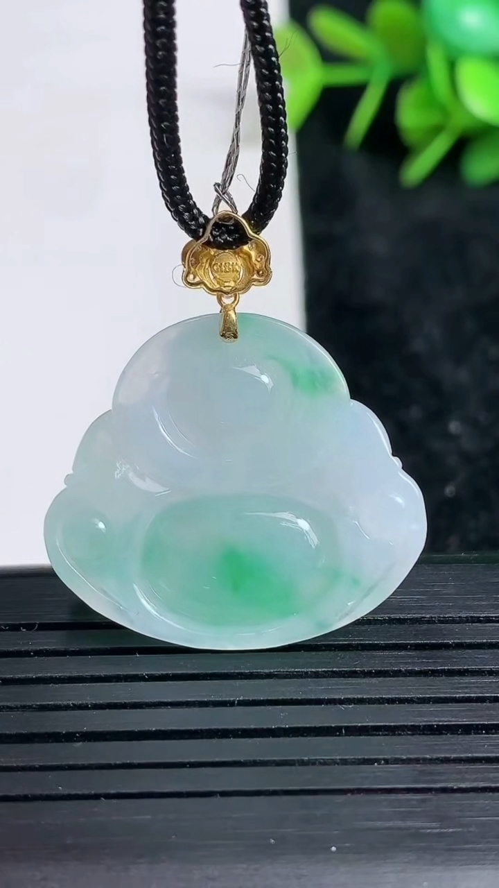 天然A货翡翠佛公吊坠尺寸24.7-28.2-5.7重量:6.93g
3月23日