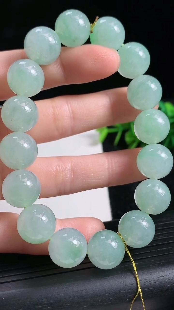 天然A货翡翠圆珠手串尺寸12.5-16颗重量:58.94g3月23日
工厂直销收藏佳品,种好水足，色泽均匀，有种有色，上手高大气！
