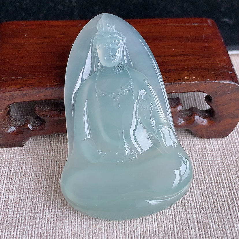 天然A货翡翠晴水观音吊坠 
尺寸62.8-39-6mm 重量25.00g 0322