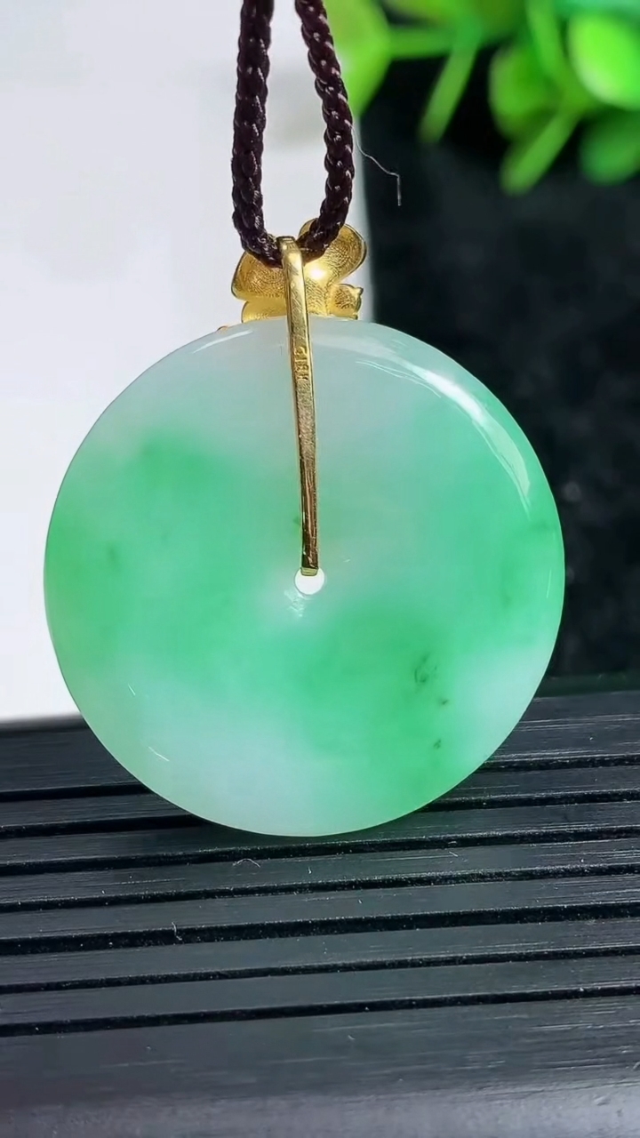 天然A货翡翠平安扣吊坠尺寸28.5-4.2重量:8.11g
3月23日