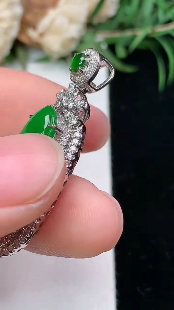 天然A货翡翠福豆吊坠，尺寸36-14-7.7，裸石22.5-9.5，重量:4.67g
3月23日