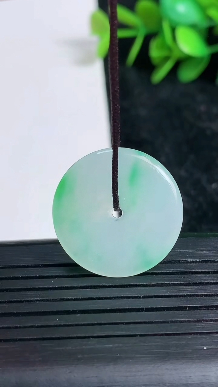 天然A货翡翠平安扣吊坠尺寸23-3.7重量:4.37g
3月23日