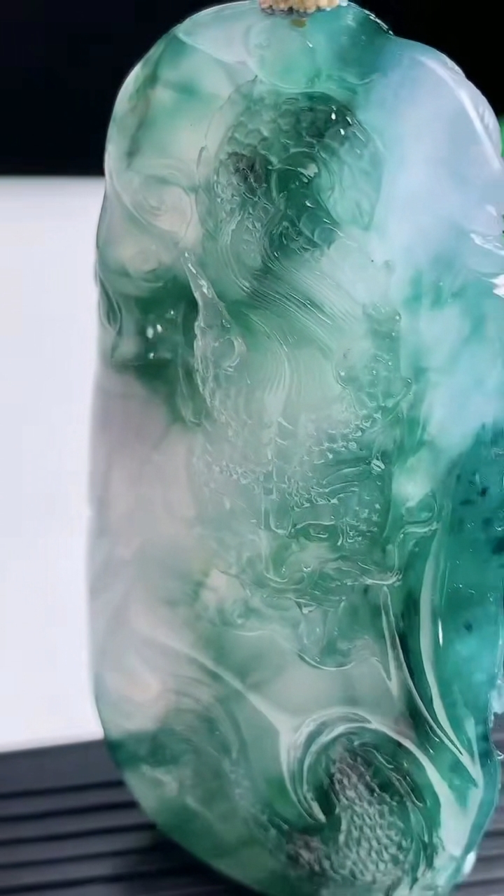 天然A货翡翠种飘花九龙至尊 龙牌吊坠尺寸70.7-35-11.5重量:55.90g
3月23日