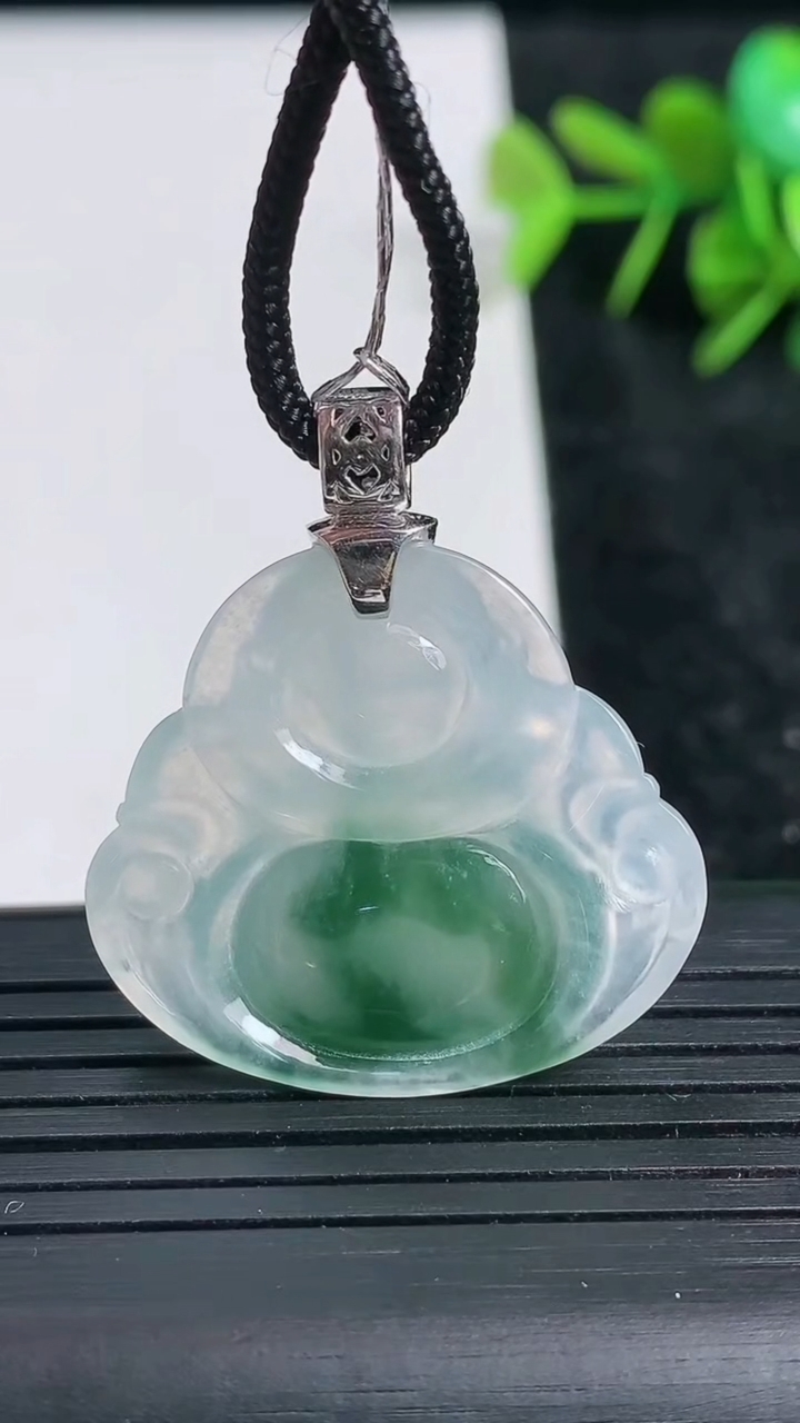 天然A货翡翠种飘花佛公吊坠尺寸27.7-28.9-6.1重量:7.74g
3月23日