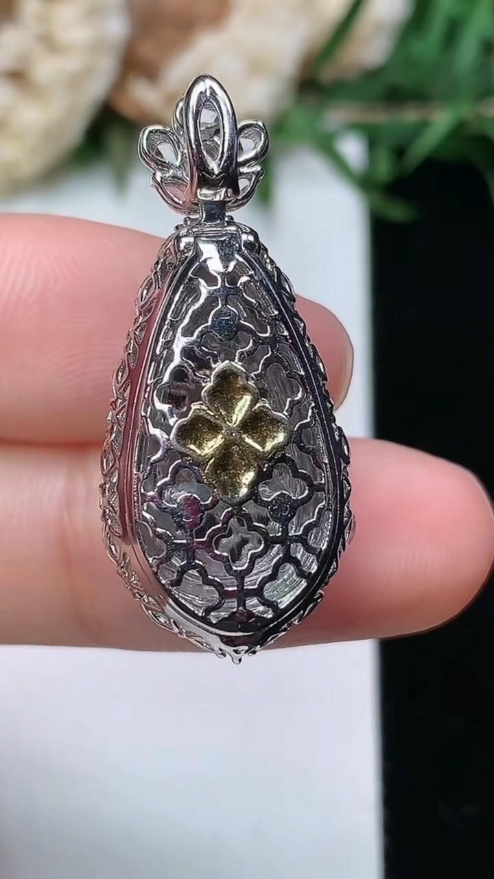 天然A货翡翠福豆吊坠，尺寸31.5-13.7-10.3，裸石19.5-10.7，重量:4.87g
3月23日