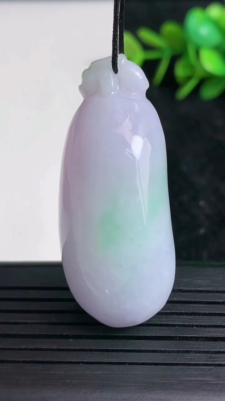 天然A货翡翠春带彩紫罗兰福瓜吊坠尺寸46.9-30.2-10.2重量:27.13g
3月23日