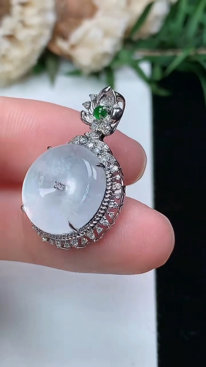 天然A货翡翠白冰平安扣吊坠，尺寸25.4-16.7-7.5，裸石13.7，重量:3.40g
3月23日