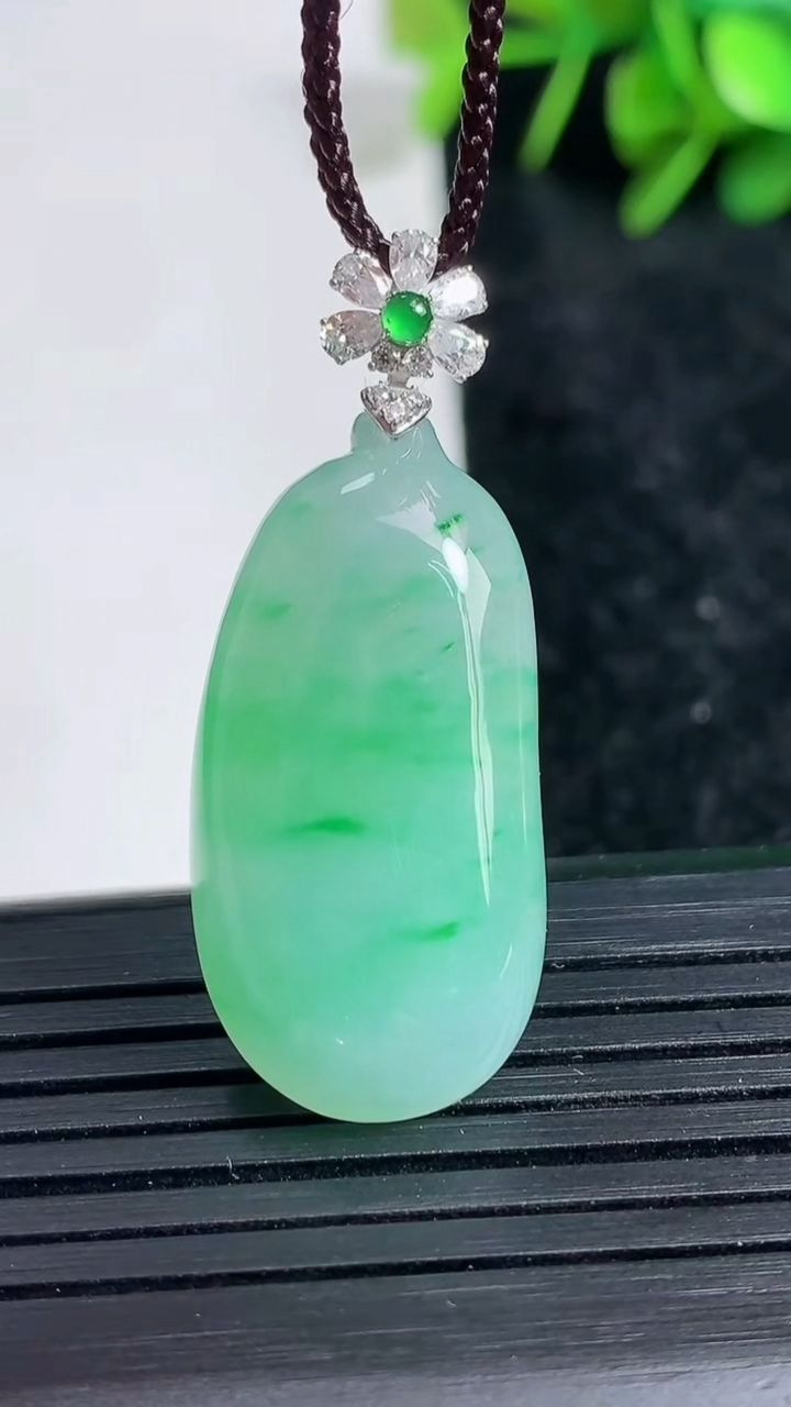 天然A货翡翠福瓜吊坠尺寸31.6-15.6-6.5重量:6.70g
3月23日