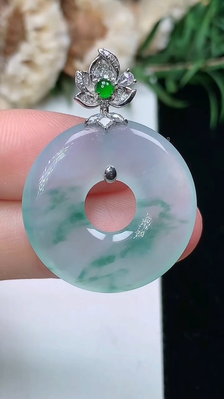 天然A货翡翠飘花平安环吊坠，尺寸24.5-4，重量:5.46g
3月23日