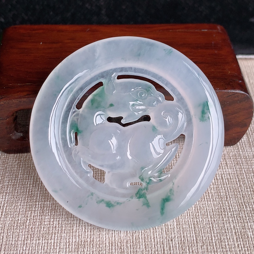 天然A货翡翠飘花麒麟吊坠 
尺寸56.6-6.5mm 重量37.28g 0322