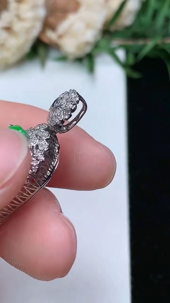 天然A货翡翠金枝玉叶 叶子吊坠，尺寸31-14-8.7，裸石19-10.7，重量:4.03g
3月23日