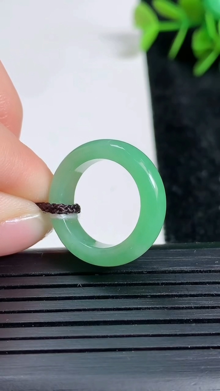天然A货翡翠指环戒指尺寸15-5.1-3.4重量:2.98g2026年3月23日
工厂直销收藏佳品,种好水足，色泽均匀，有种有色，上手高大气！