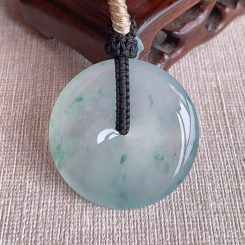 天然A货翡翠飘花平安扣吊坠 
尺寸32.8-6mm 重量18.50g 0322