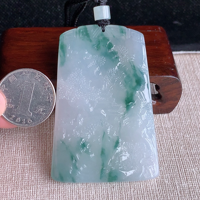 天然A货翡翠飘花意境山水牌吊坠 
尺寸68-44.8-6mm 重量52.06g 0322