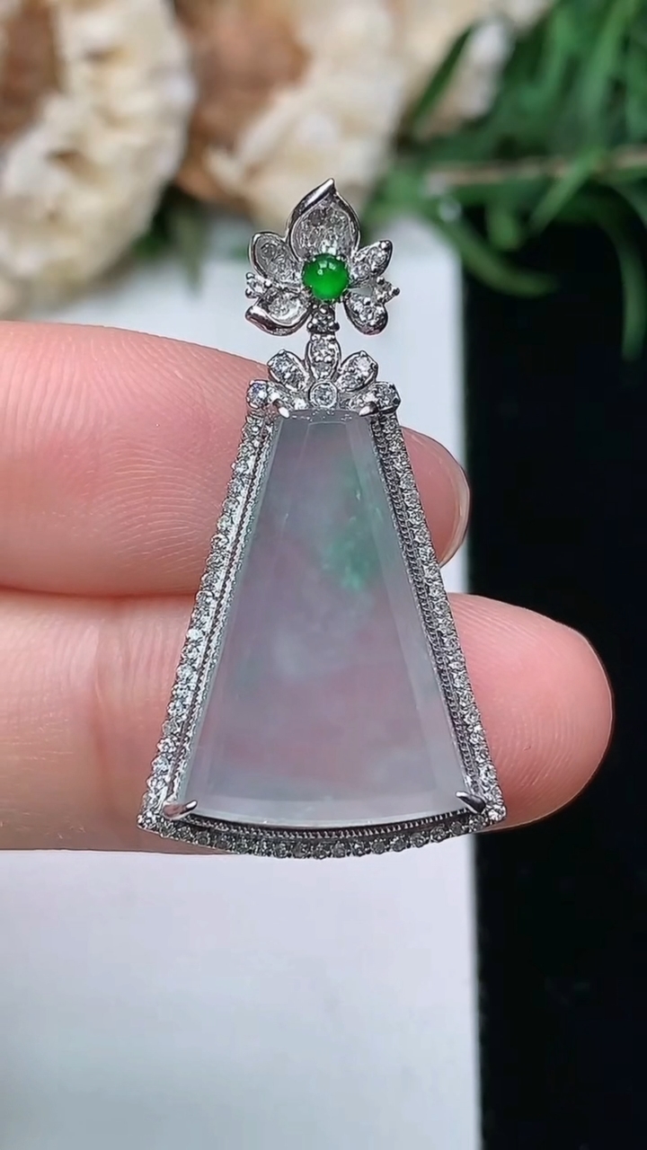 天然A货翡翠无事牌吊坠，尺寸31-16.8-7.5
3月23日1.8，重量:3.52g