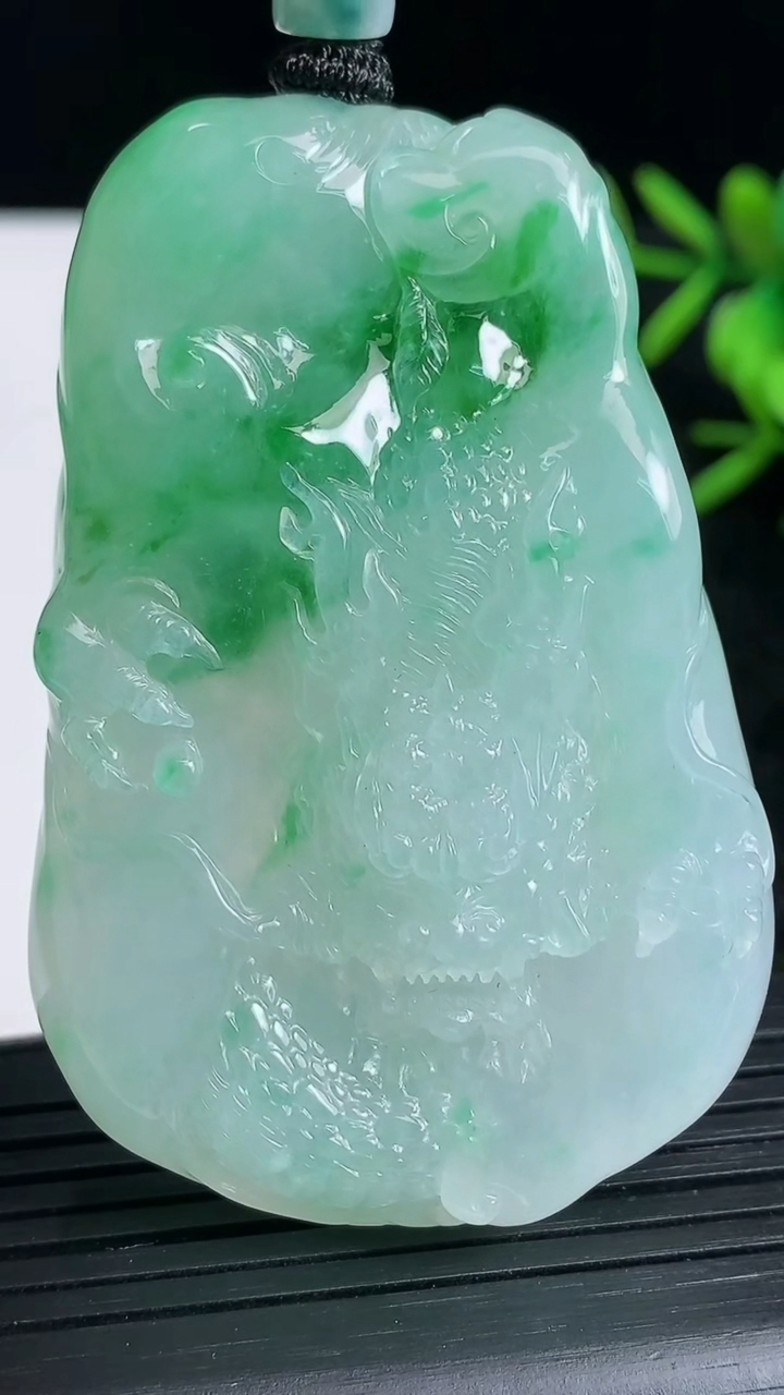 天然A货翡翠龙牌吊坠尺寸60.8-40.8-10.8重量:58.32g
3月23日