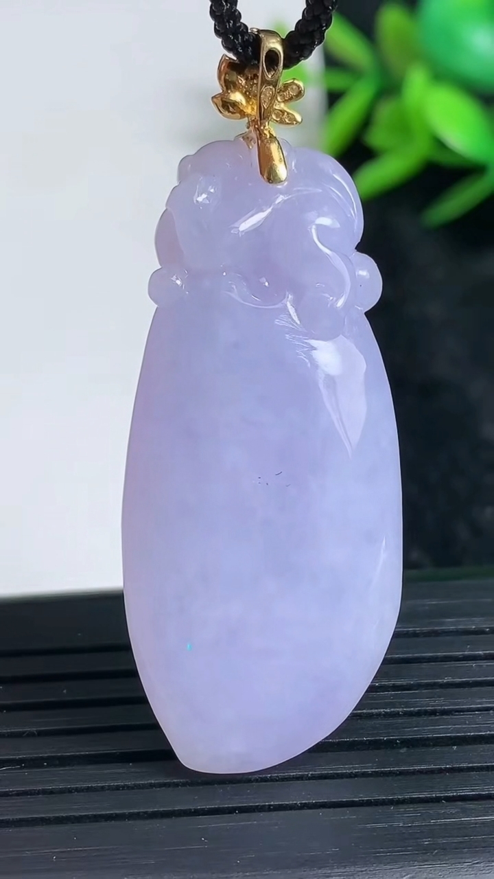 天然A货翡翠18K金紫罗兰福瓜吊坠尺寸44.7-19.6-12重量:18.39g
3月23日