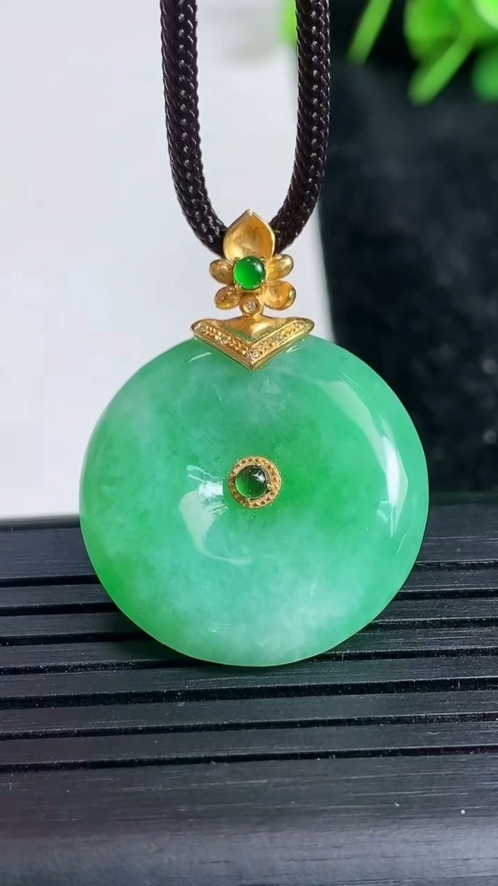 天然A货翡翠平安扣吊坠尺寸24.1-5.8重量:7.95g
3月23日