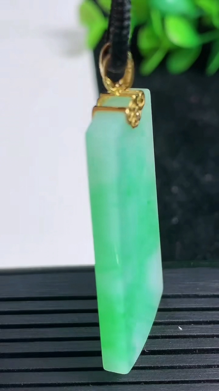 天然A货翡翠无事牌吊坠尺寸39-19.7-3.8重量:8.98g
3月23日