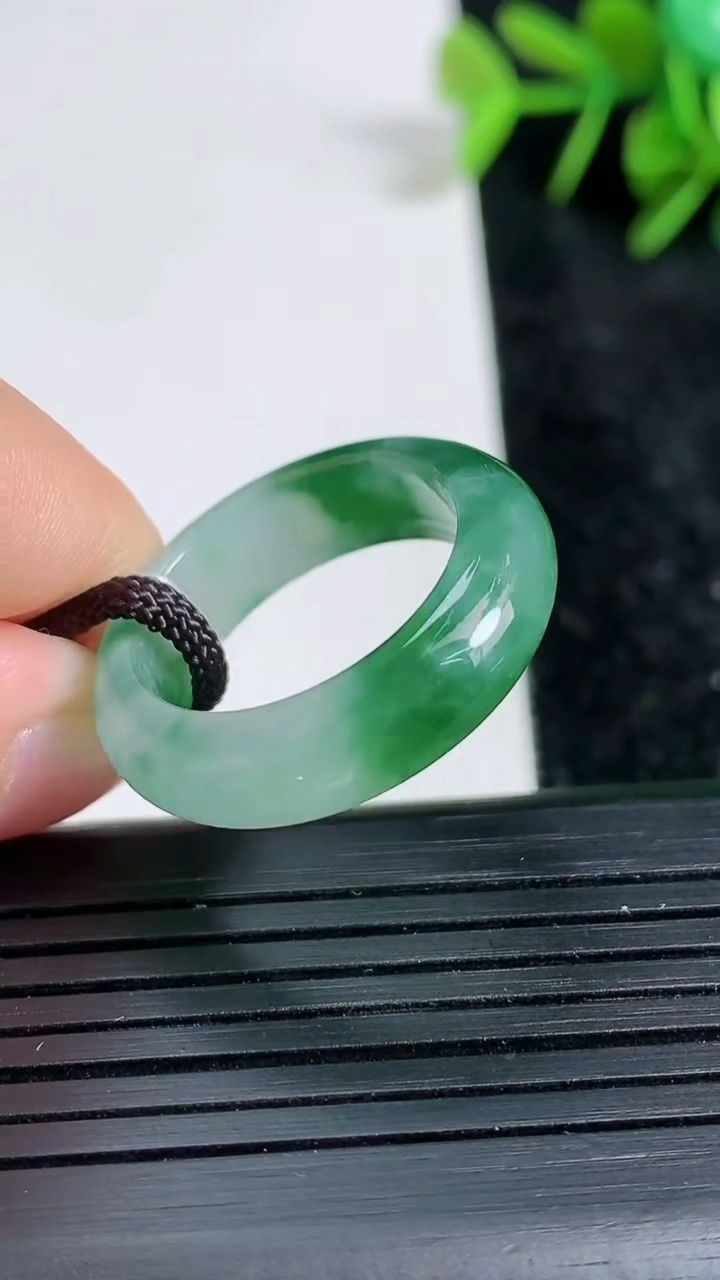 天然A货翡翠指环戒指尺寸18.4-6.3-3.8重量:4.80g2026年3月23日
工厂直销收藏佳品,种好水足，色泽均匀，有种有色，上手高大气！