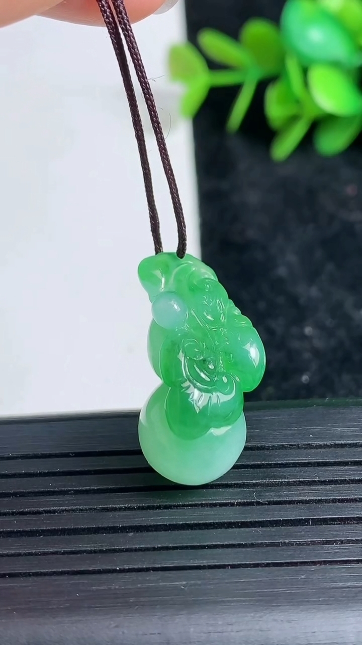 天然A货翡翠葫芦吊坠尺寸25.4-11-11.5重量:5.35g
3月23日