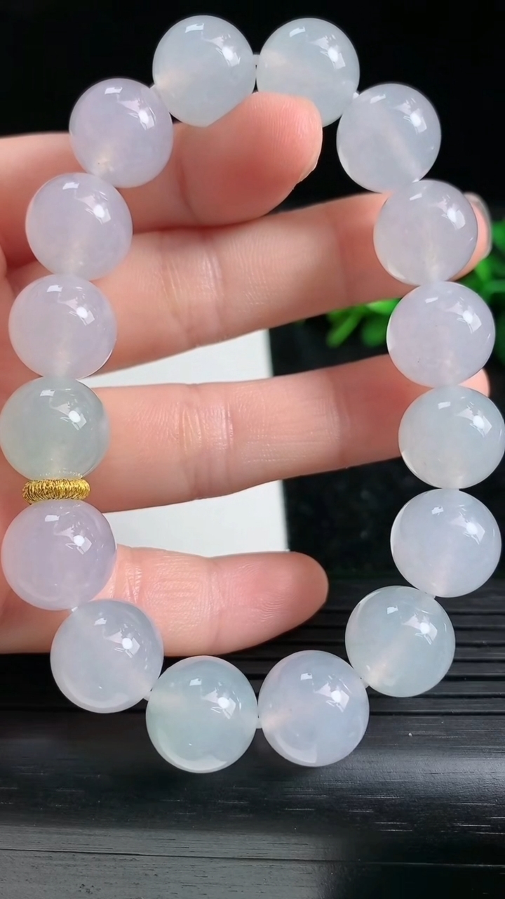 天然A货翡翠圆珠手串尺寸12.1-16颗重量:52.01g3月23日
工厂直销收藏佳品,种好水足，色泽均匀，有种有色，上手高大气！