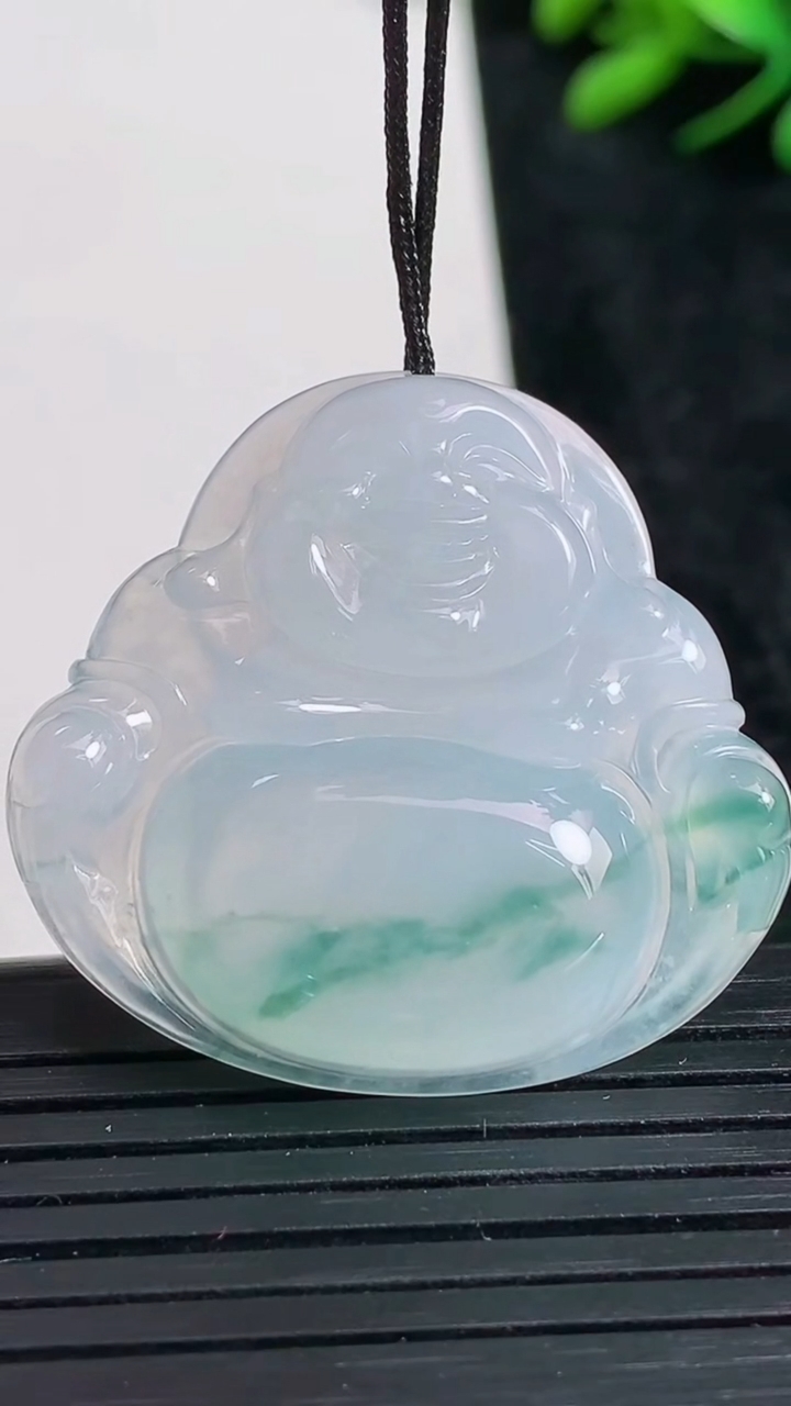 天然A货翡翠种飘花佛公吊坠尺寸32.4-35.1-6.3重量:10.36g
3月23日