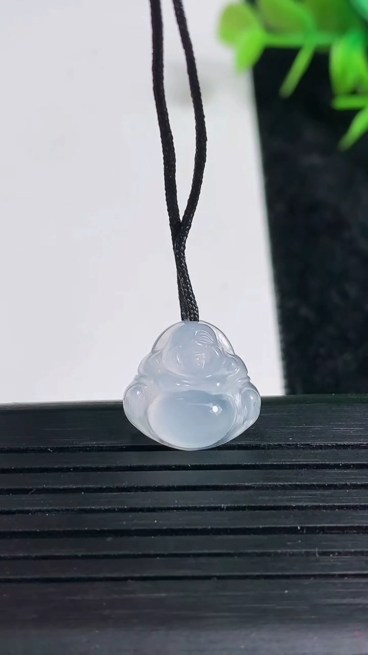 天然A货翡翠佛公吊坠尺寸13.6-14.2-5.8重量:1.66g
3月23日