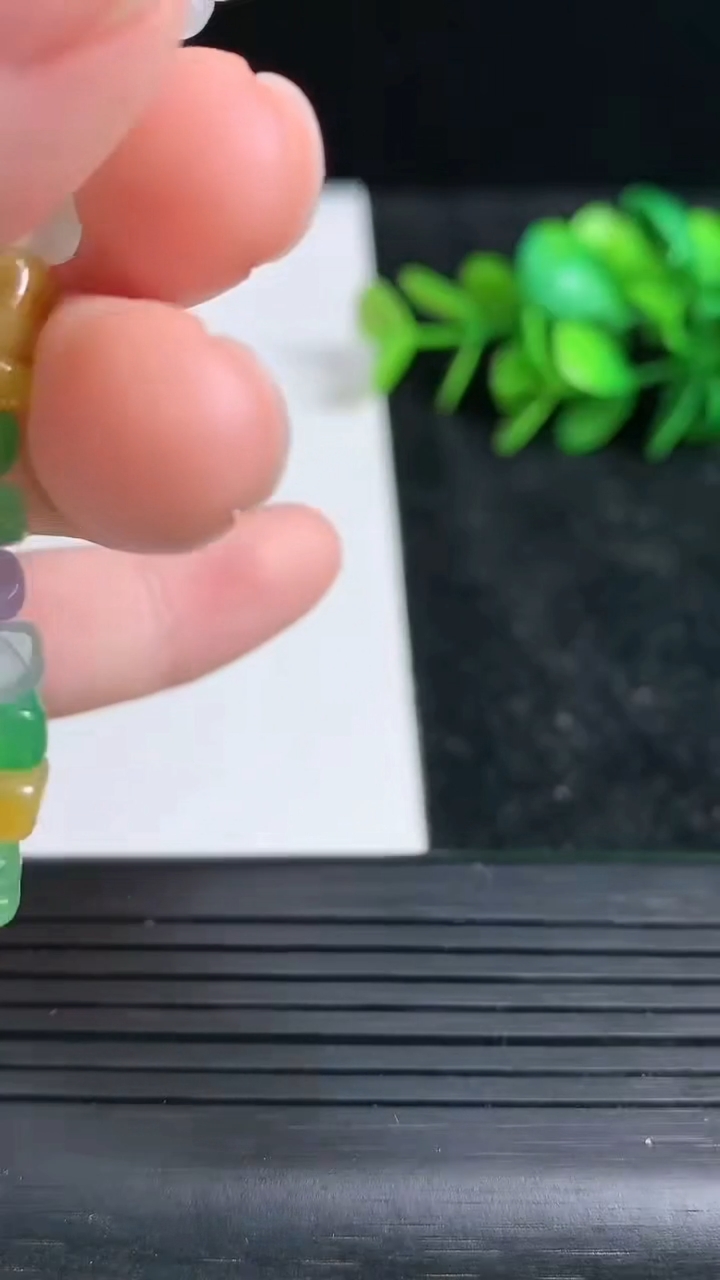 天然A货翡翠三彩原石手串尺寸6-4.7-4.8重量:12.45g3月23日
工厂直销收藏佳品,种好水足，色泽均匀，有种有色，上手高大气！