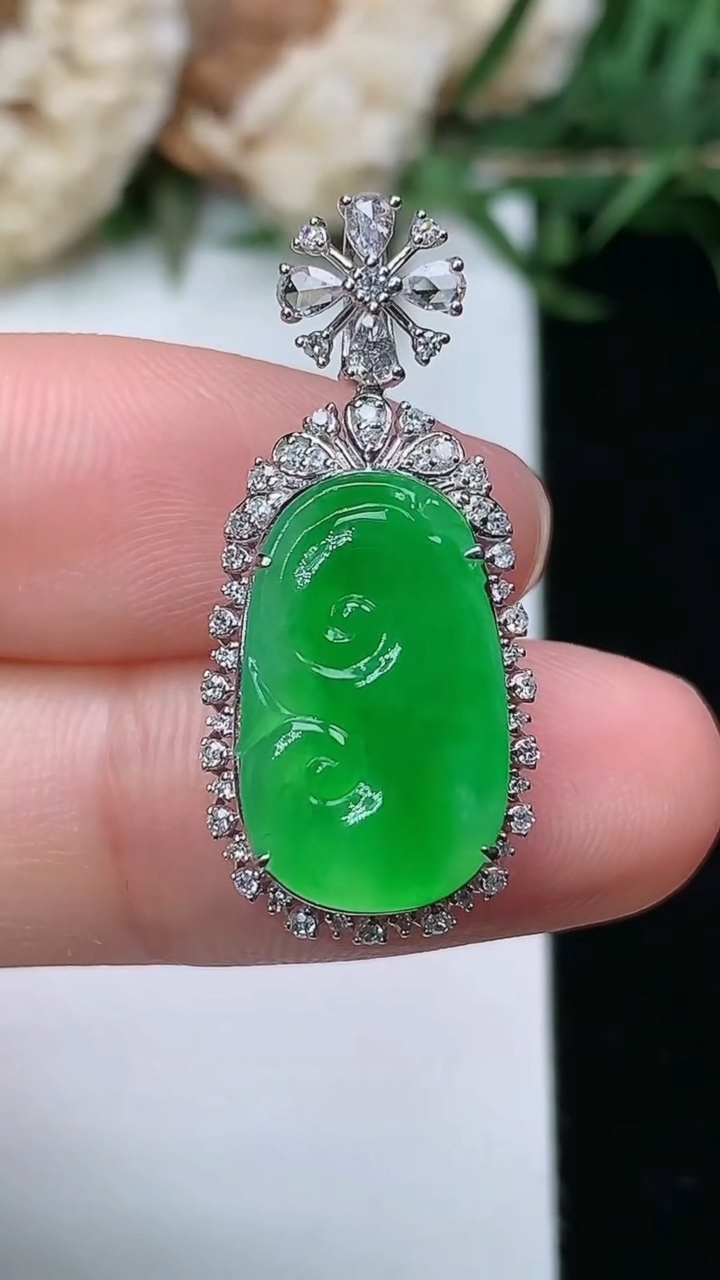 天然A货翡翠如意吊坠，尺寸28-12.7-7.4，裸石16-10，重量:2.66g
3月23日