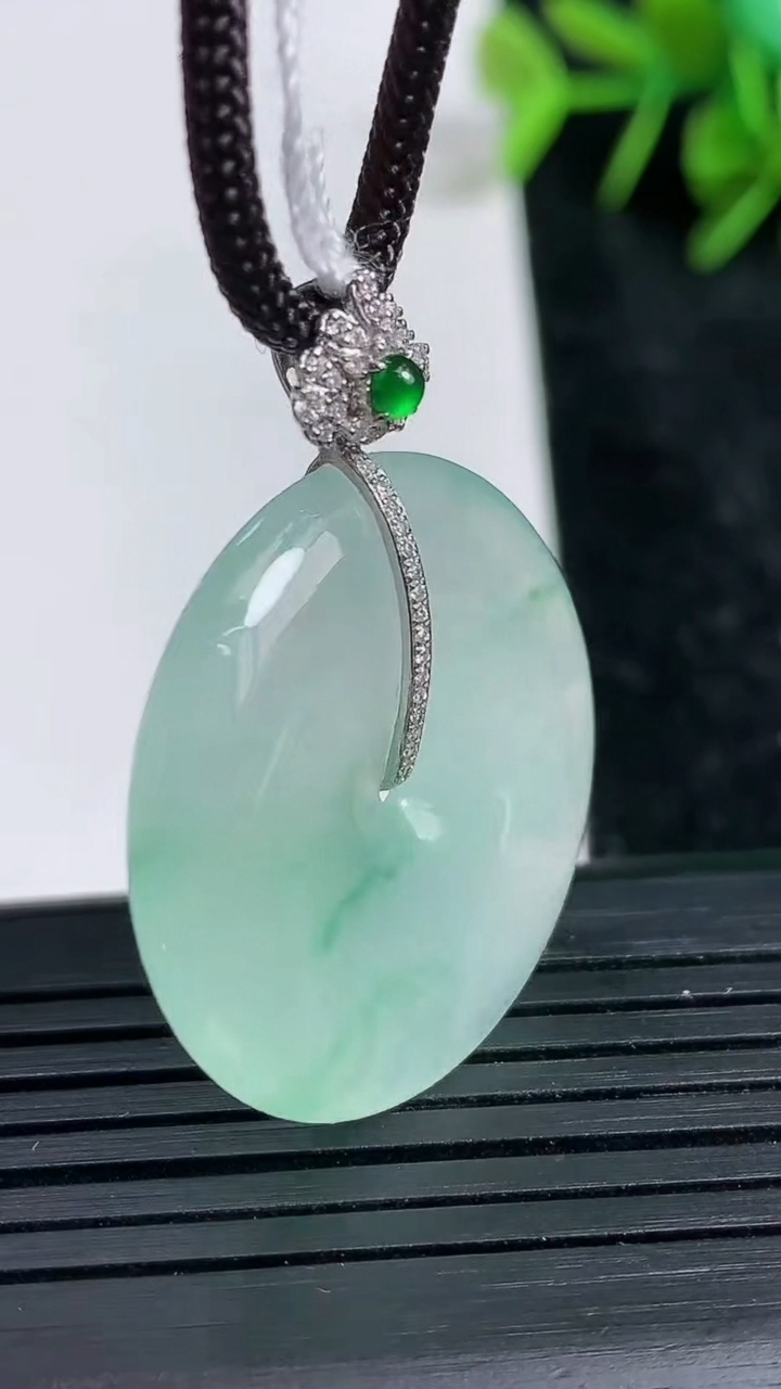 天然A货翡翠平安扣吊坠尺寸28.8-5.3重量:10.06g
3月23日