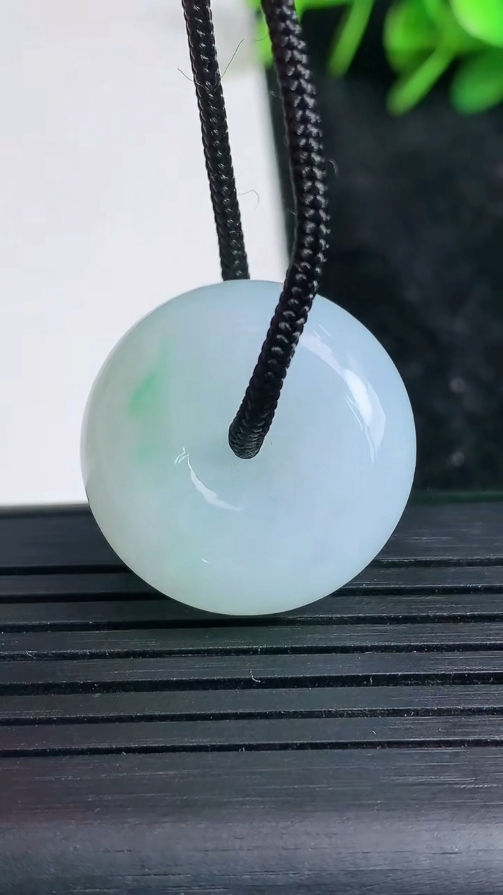 天然A货翡翠平安扣吊坠尺寸23.5-11重量:12.71g
3月23日