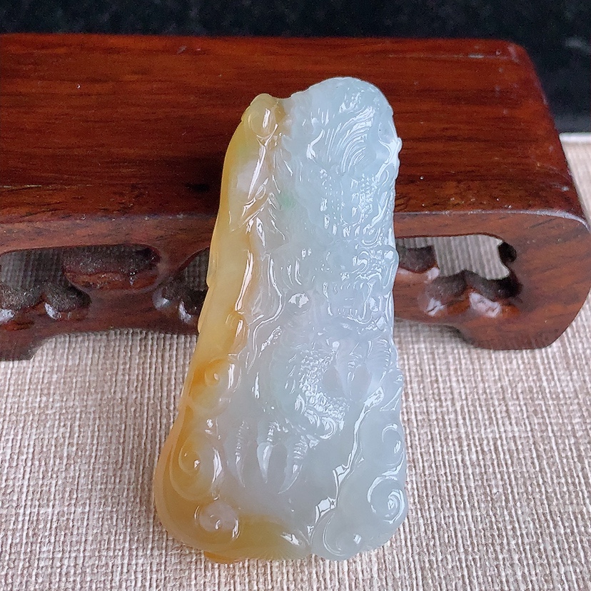 天然A货翡翠飘黄翡龙牌吊坠 
尺寸57.5-28.5-9mm 重量27.30g 0322