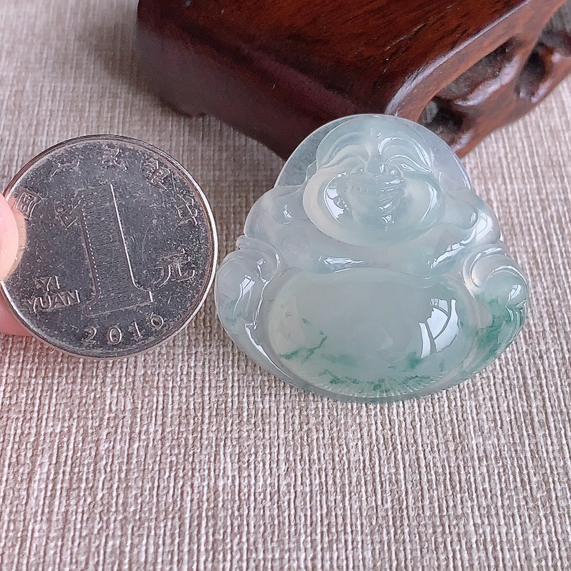 天然A货翡翠飘花佛公吊坠 
尺寸32.8-35.5-8mm 重量13.70g 0322