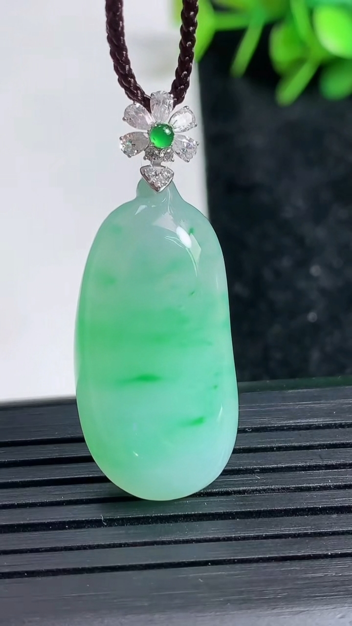 天然A货翡翠福瓜吊坠尺寸31.6-15.6-6.5重量:6.70g
3月23日