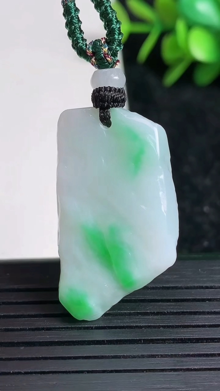 天然A货翡翠原石吊坠尺寸34-19.1-6.1重量:10.58g
3月23日