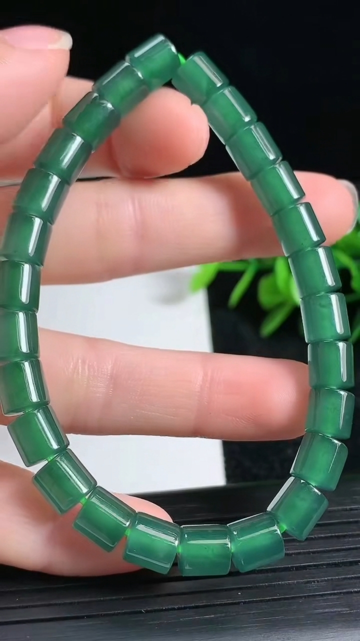 天然A货翡翠路路通手串尺寸6.4-6.6重量:19.97g3月23日
工厂直销收藏佳品,种好水足，色泽均匀，有种有色，上手高大气！