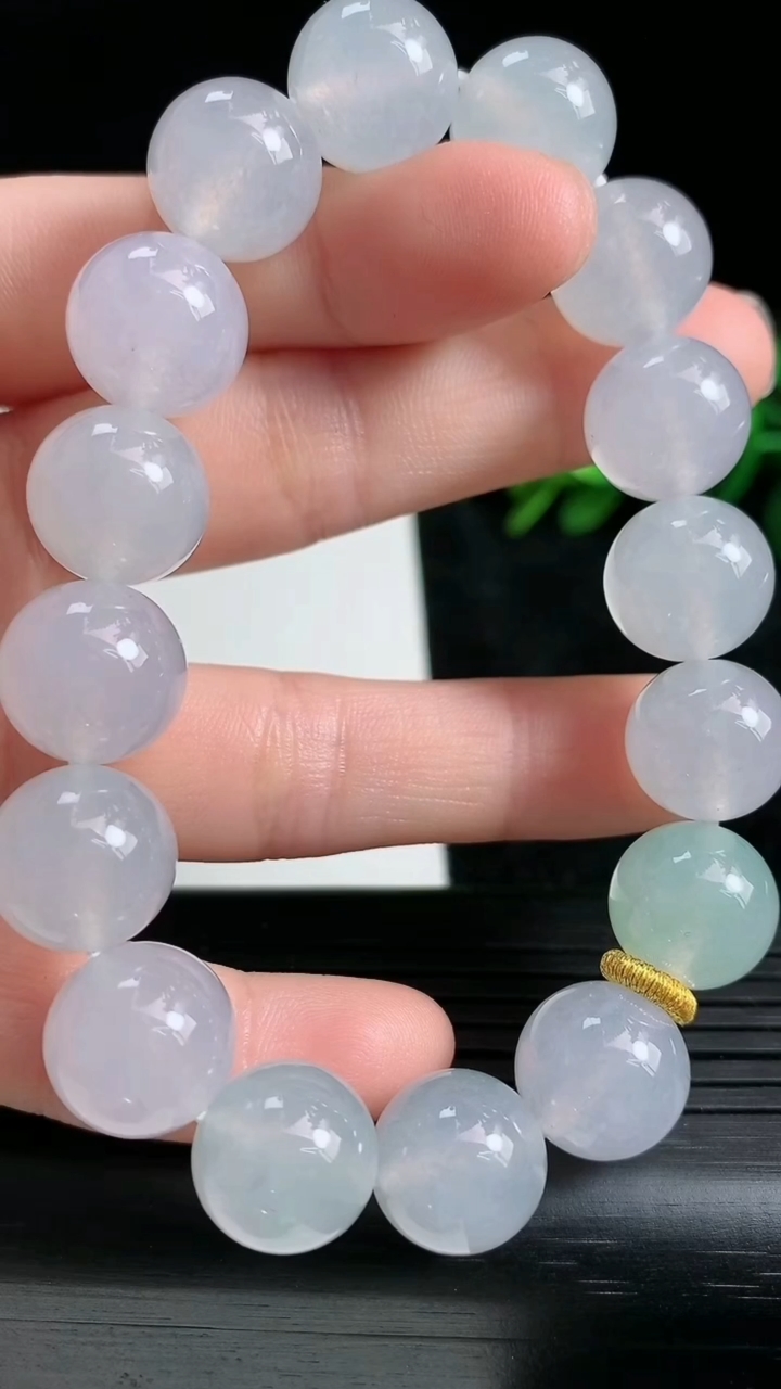 天然A货翡翠圆珠手串尺寸12.1-16颗重量:52.01g3月23日
工厂直销收藏佳品,种好水足，色