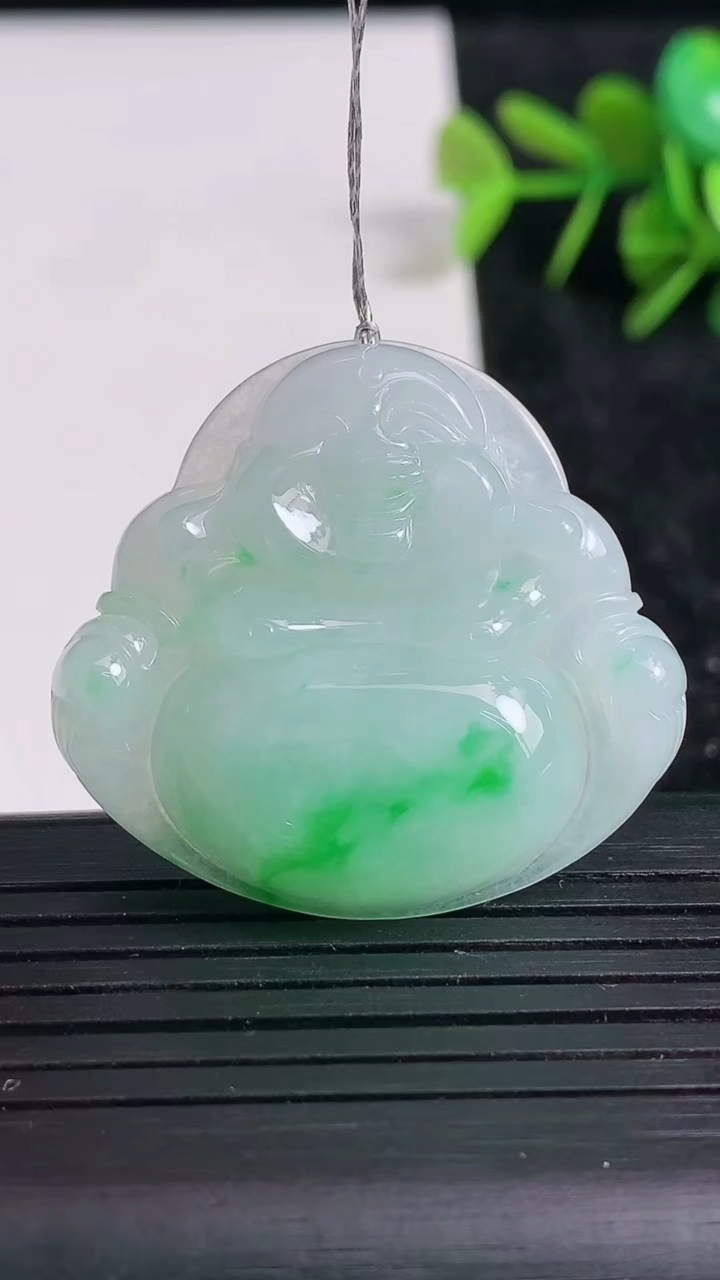 天然A货翡翠佛公吊坠尺寸32.4-35.2-6.3重量:10.75g
3月23日