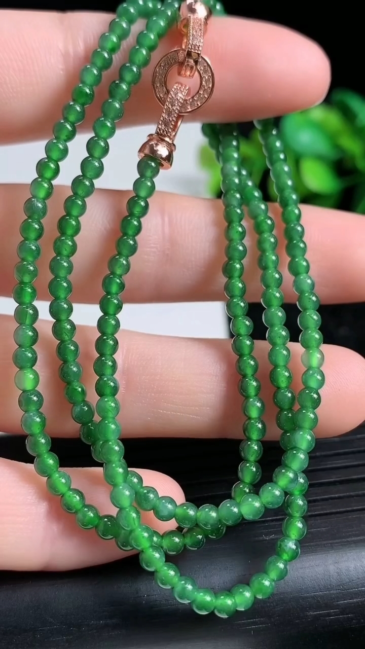 天然A货翡翠小米珠项链尺寸2.9重量:9.15g
3月23日