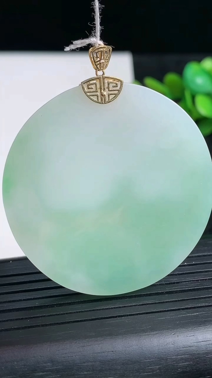 天然A货翡翠无事牌吊坠尺寸46.9-3.8重量:22.61g
3月23日